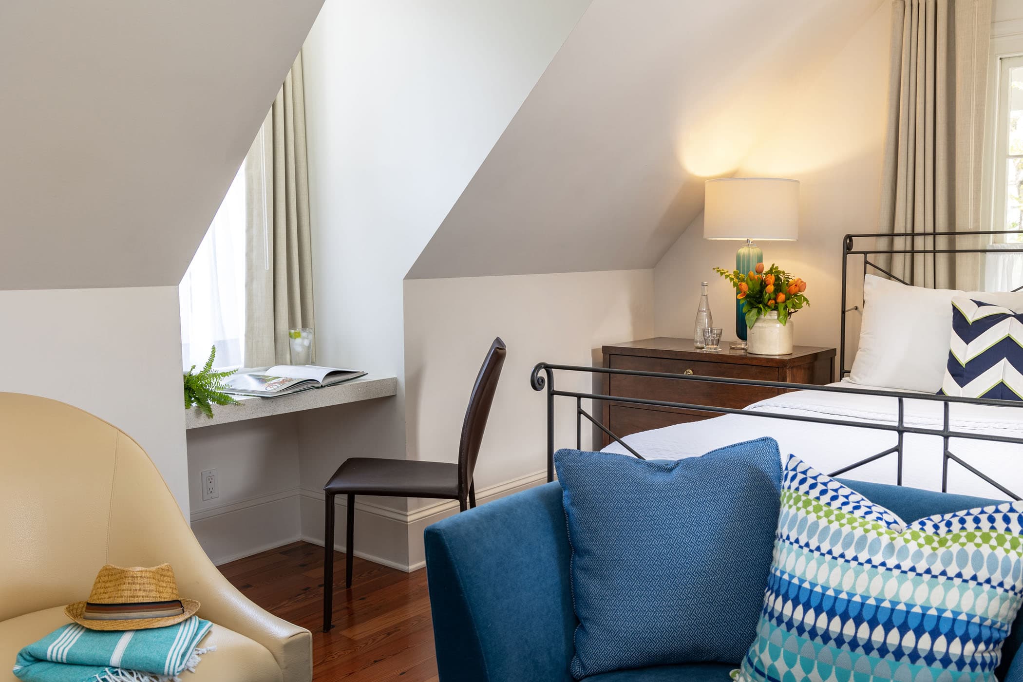 A bed and desk in a room at Marquesa