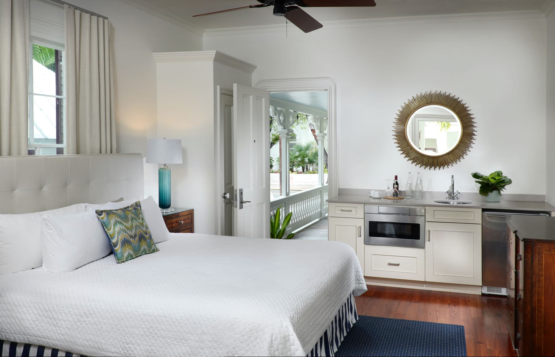 414 BALCONY DELUXE BED