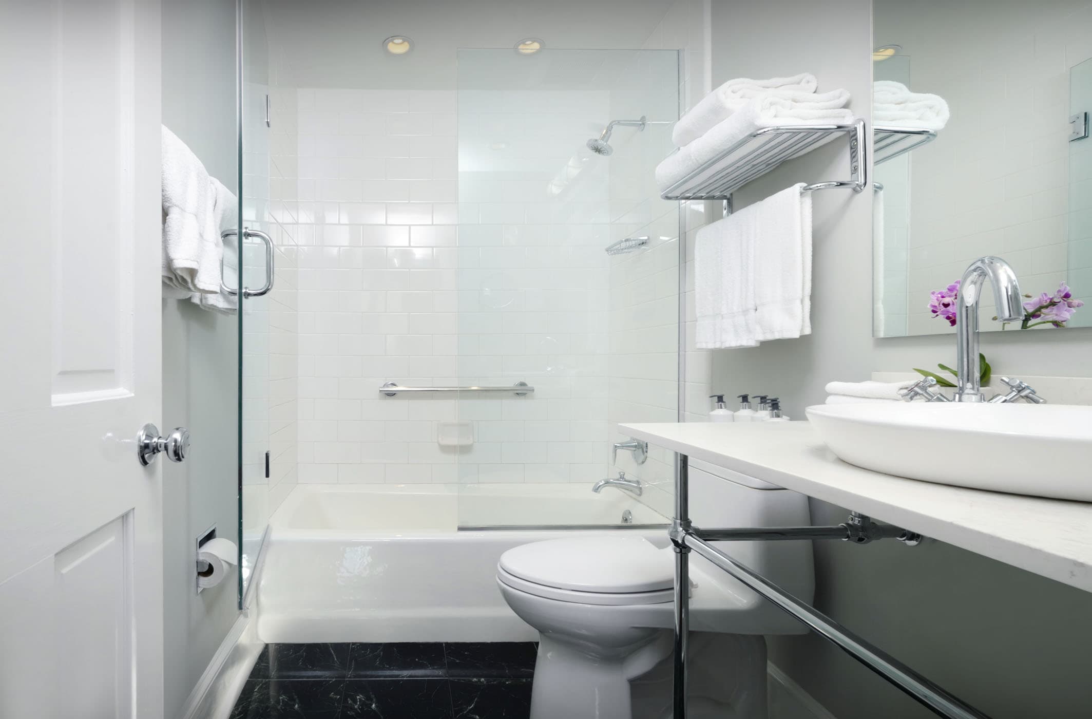 DELUXE GUESTROOM BATH