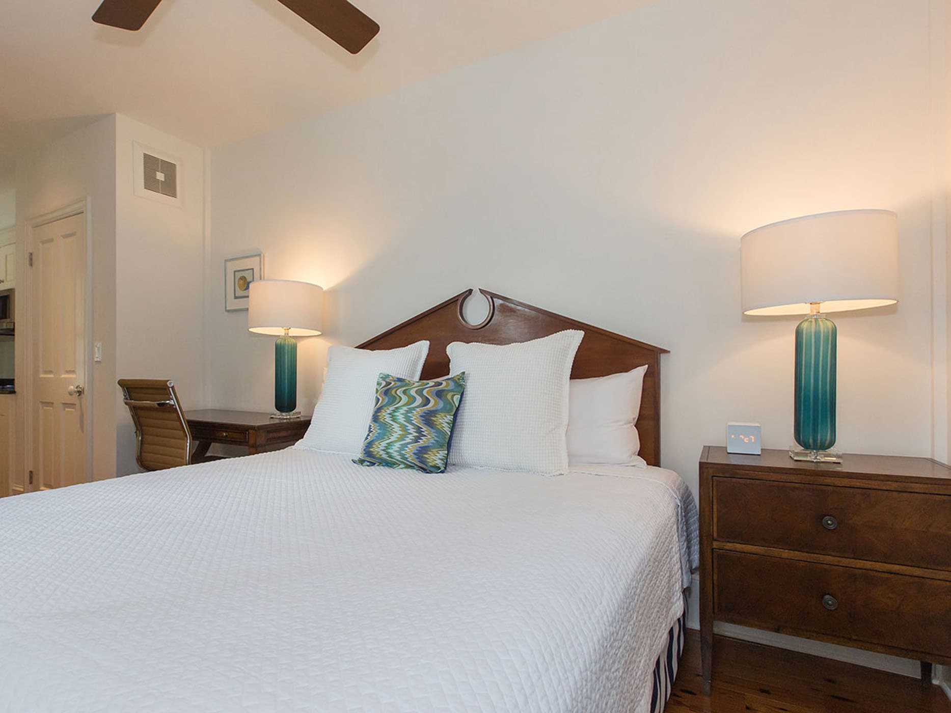 A queen bed in a Garden Cottage at Marquesa