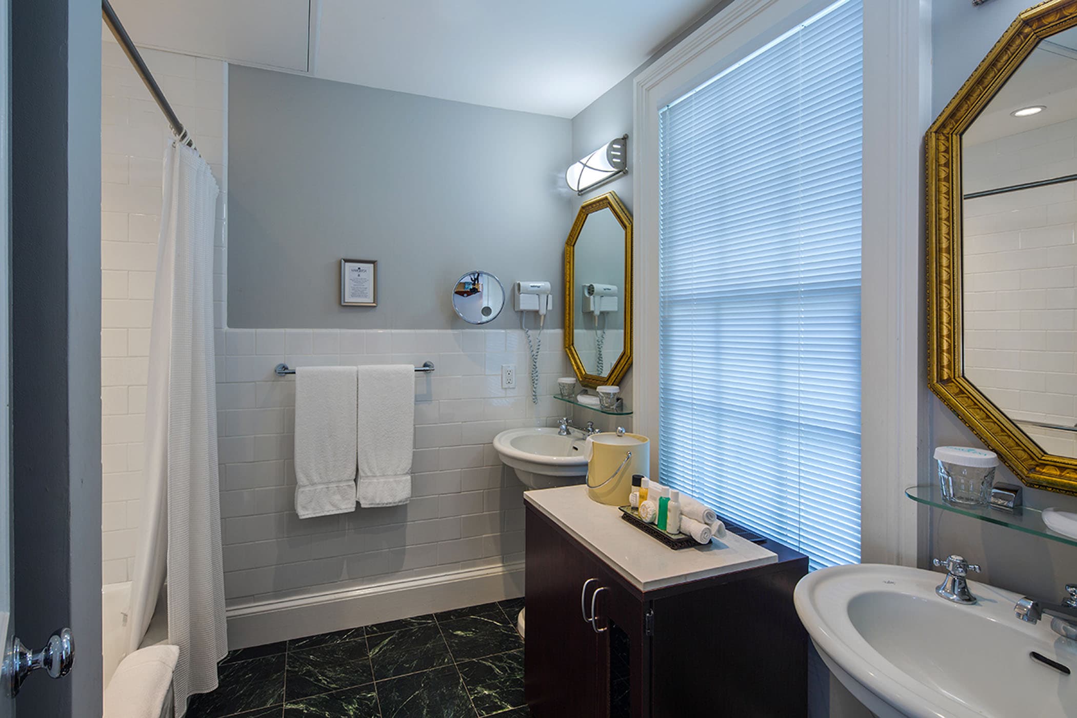 A bathroom at Marquesa with 2 vanities