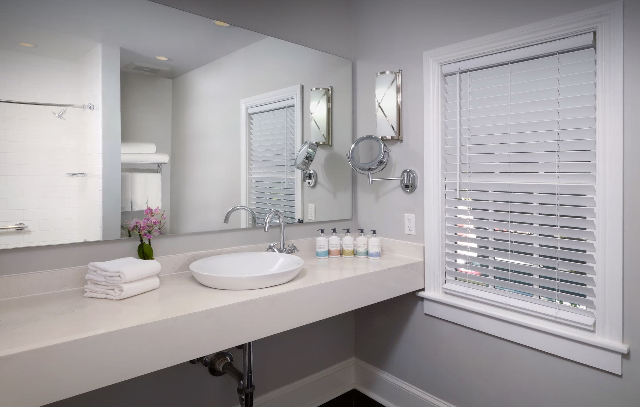 A bathroom in a poolside classic guestroom at Marquesa