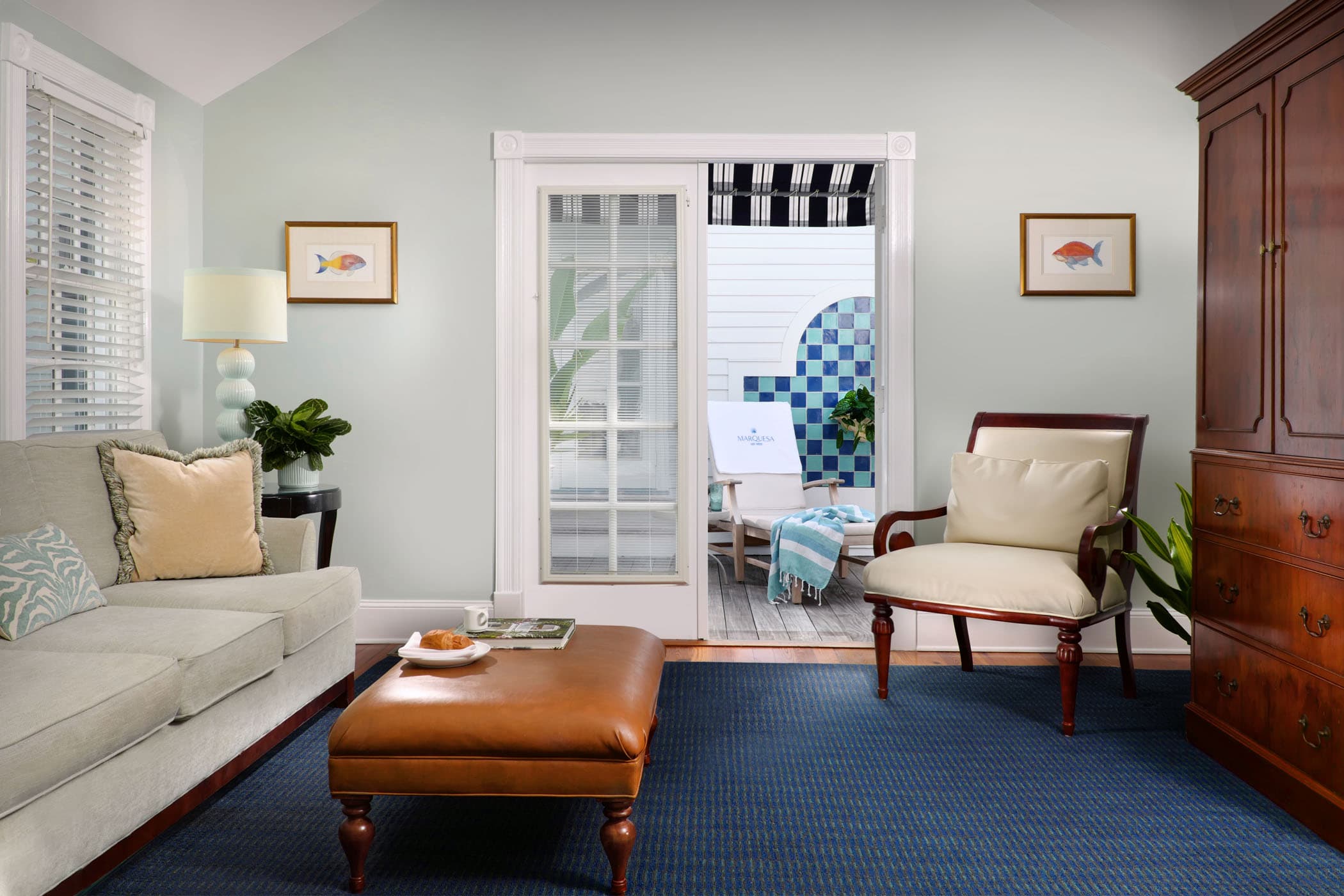 JR SUITE Living Room